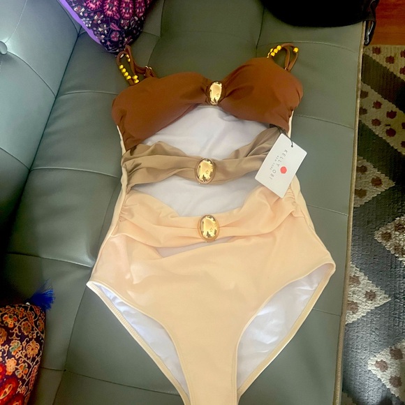 Féminin swimsuit. Fashionable and comfortable. - Picture 1 of 3